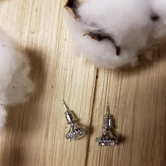 BREATHTAKING!! Clear color Halo Cut CZ stud earrings - Picture 9 of 11